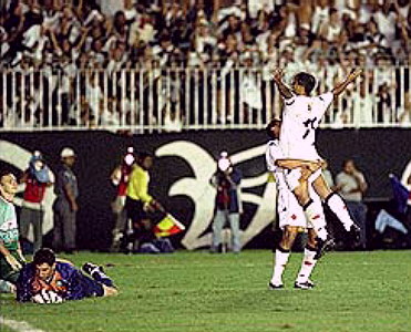 Nasa e Romário comemoram