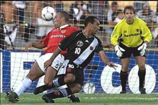 Edmundo decide contra o Manchester United