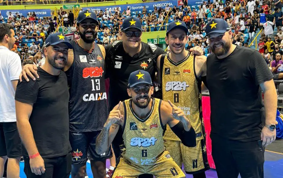20240318-210450-2-representantes-vascainos-no-jogo-das-estrelas-2024-junto-do-coordenador-geral-gege-chaia-e-do-diretor-comercial-caue-rocha-foto-vasco-da-gama Representantes vascaínos no Jogo das Estrelas 2024, junto do Coordenador Geral, Gegê Chaia, e do Diretor Comercial, Caue Rocha. (Foto: Vasco da Gama)