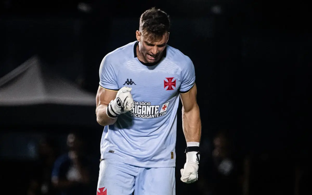 Pelo Vasco, Léo Jardim tem média de quatro defesas por jogo no Campeonato Brasileiro Leandro Amorim/Vasco