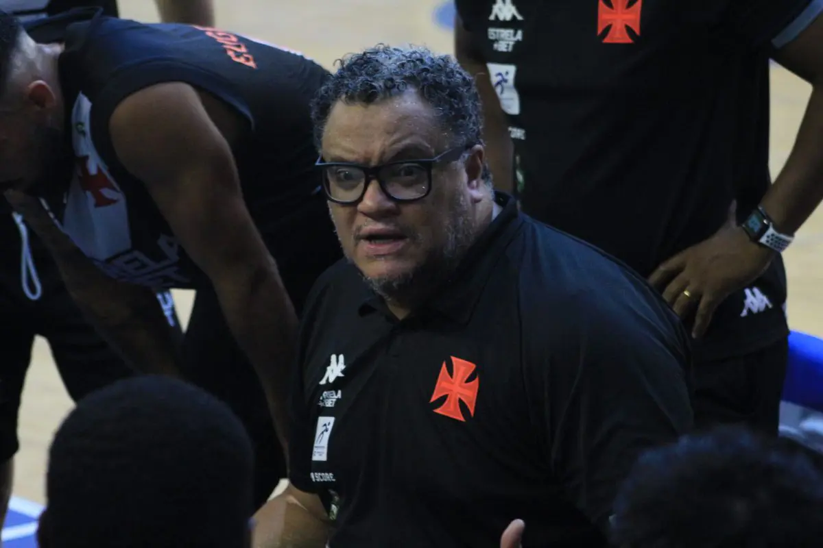 20240504-112729-1-leo-figueiro-tecnico-do-vasco-aposta-na-defesa-para-avancar-foto-leo-lenzi-sao-jose-basketball Léo Figueiró, treinador do Vasco, aposta na defesa para avançar. Foto: Léo Lenzi / São José Basketball