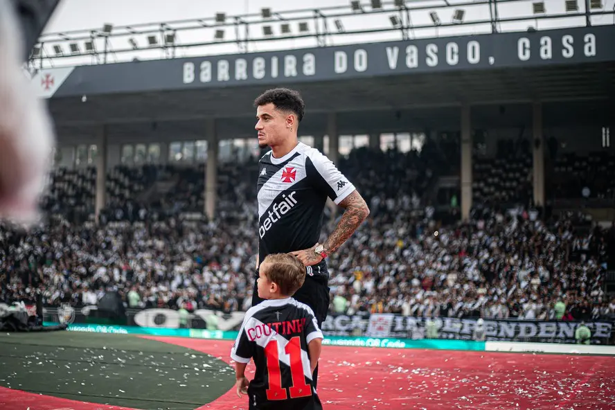 20240724-034228-1-coutinho-em-frente-a-arquibancada-social-com-referencias-a-barreira-do-vasco-foto-leandro-amorimvasco Coutinho em frente à arquibancada social, com referências à Barreira do Vasco — Foto: Leandro Amorim/Vasco