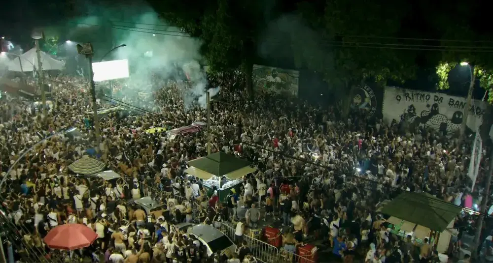 20240724-034242-3-a-festa-da-torcida-do-vasco-para-assistir-ao-jogo-com-o-bahia-em-frente-ao-estadio-de-sao-januario-na-barreira-foto-reproducaovascotv A festa da torcida do Vasco para assistir ao jogo com o Bahia em frente ao estádio de São Januário, na Barreira — Foto: Reprodução/VascoTV