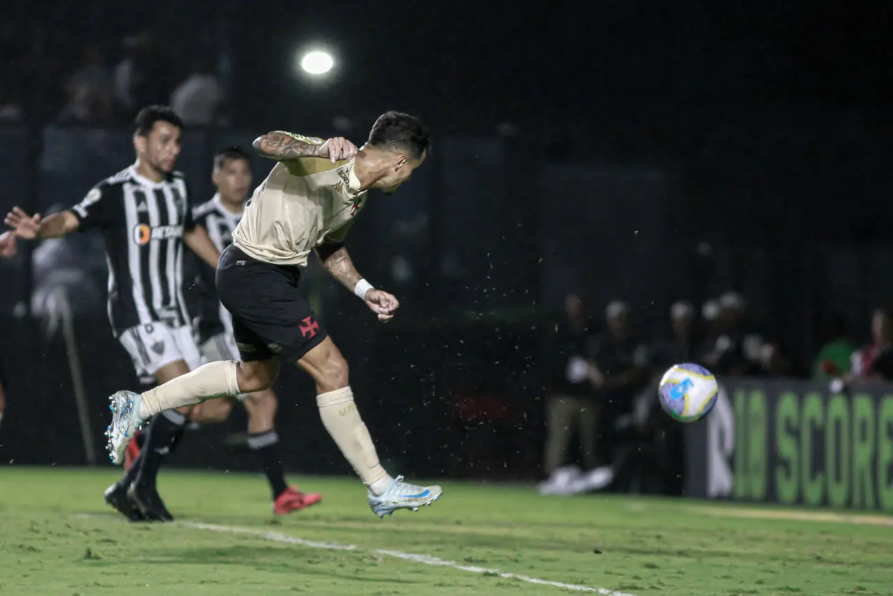 20241205-211042-1-coutinho-chuta-de-primeira-para-marcar-um-lindo-gol-pelo-vasco-foto-matheus-limavasco-1 Coutinho chuta de primeira para marcar um lindo gol pelo Vasco - Foto: Matheus Lima/Vasco