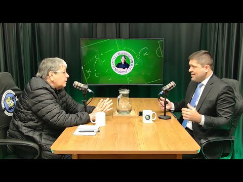 Conversas entre dois homens em estúdio de gravação.