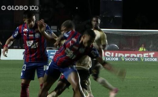 Jogadores do Vasco em disputa pela bola durante partida noturna.