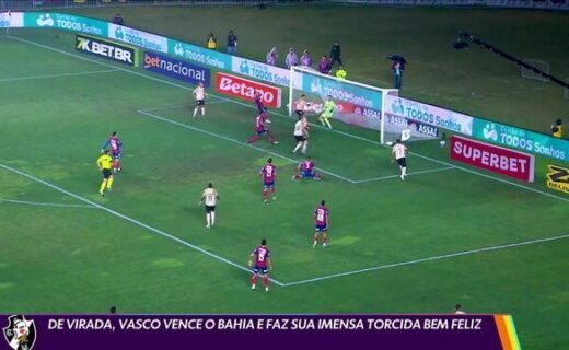Goleiro do Vasco fazendo defesa em partida de futebol.
