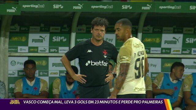 Vasco treinador orientando jogadores no banco de reservas.