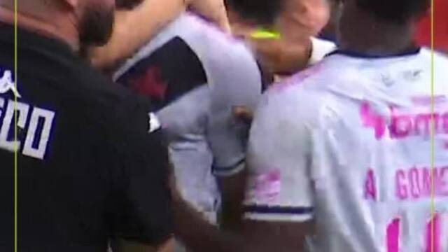 Jogadores do Vasco comemorando aniversário.