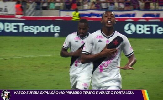 Vasco Santos celebra gol em campo de futebol.