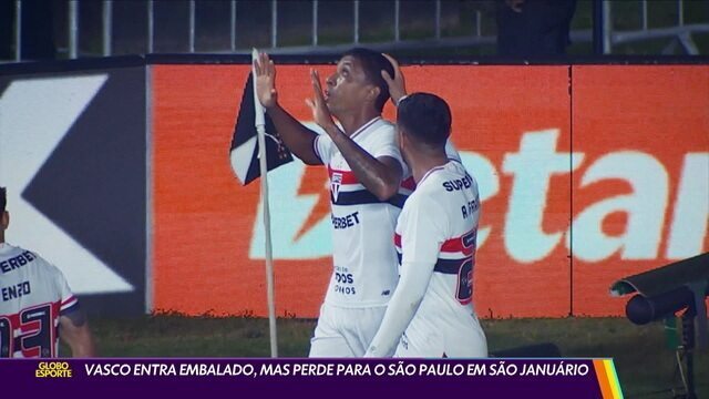 Celebrando gol do Vasco em campo.
