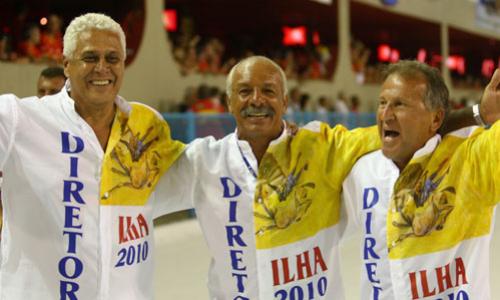 2010: Com camisa de diretoria, Roberto Dinamite desfila com Zico e Júnior na União da Ilha