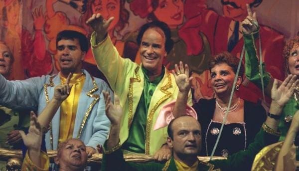 1998: Antônio Lopes entre seu filho, Antônio Lopes Júnior, e sua esposa, Dona Elza, na Unidos da Tijuca, que homenageou o centenário do Vasco