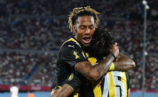 Abel Hernández em campo pelo Peñarol, do Uruguai