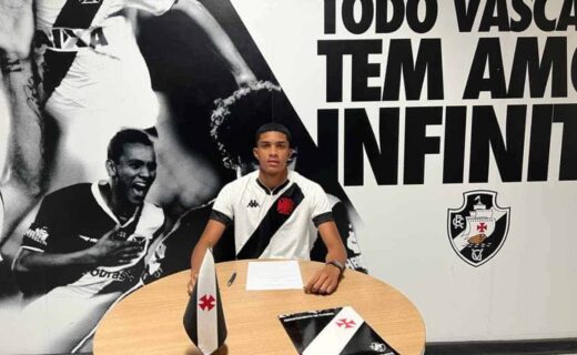 Bruno assinando contrato com o Vasco