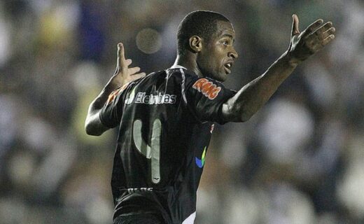 Dedé em ação pelo Vasco na Copa Sul-Americana 2011