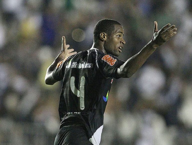 Dedé em ação pelo Vasco na Copa Sul-Americana 2011
