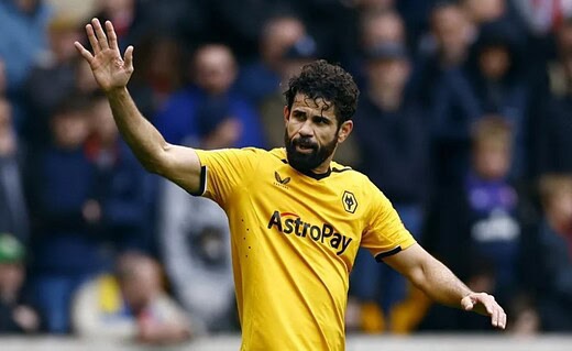 Diego Costa em campo pelo Wolverhampton, da Inglaterra