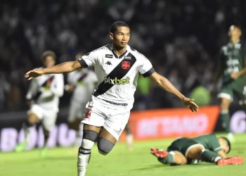 Eguinaldo comemorando gol contra o Guarani pela Série B 2022