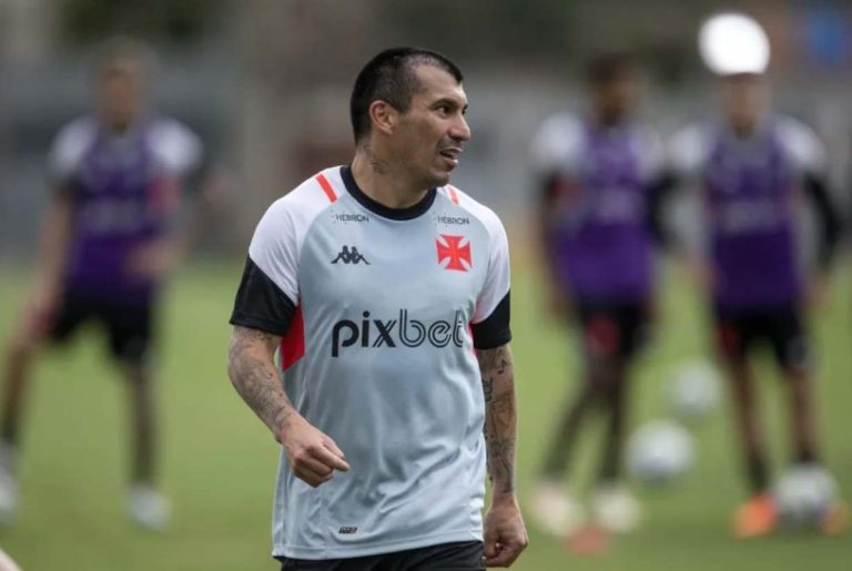 Gary Medel durante treino do Vasco
