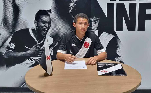 Kauã Vitor assinando contrato com o Vasco