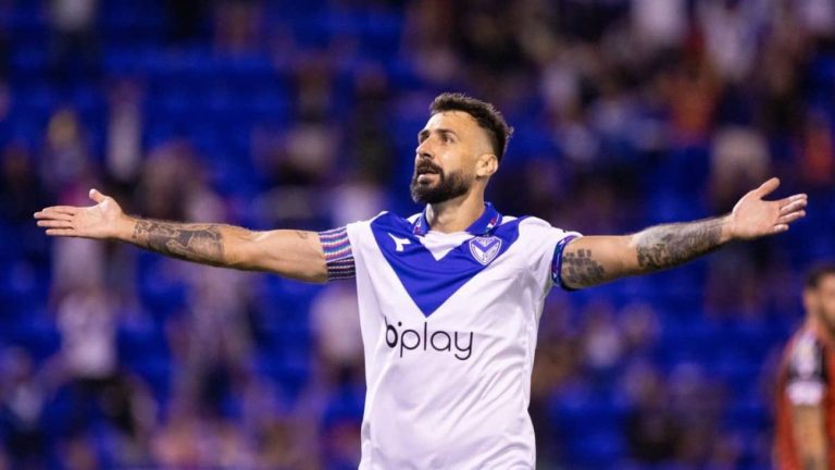 Lucas Pratto celebra gol pelo Vélez Sarsfield, da Argentina