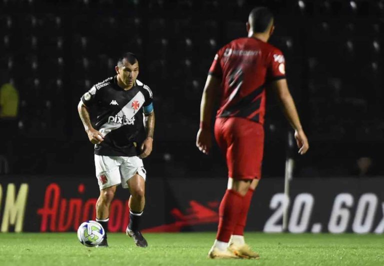 Gary Medel em estreia pelo Vasco