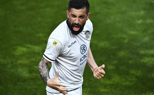 Michael Santos celebra gol pelo Talleres, da Argentina