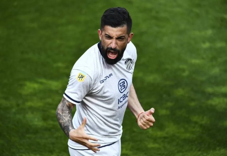 Michael Santos celebra gol pelo Talleres, da Argentina