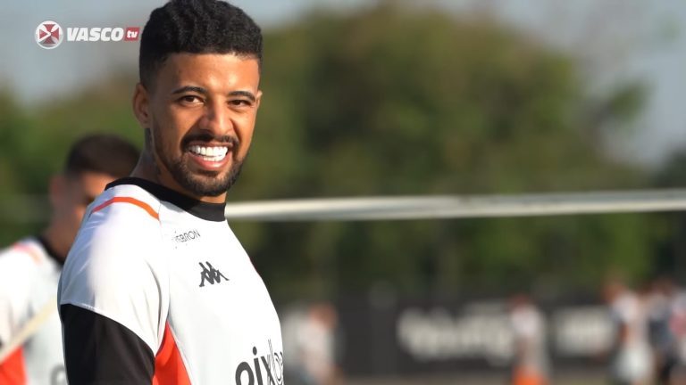 Paulinho em treino do Vasco