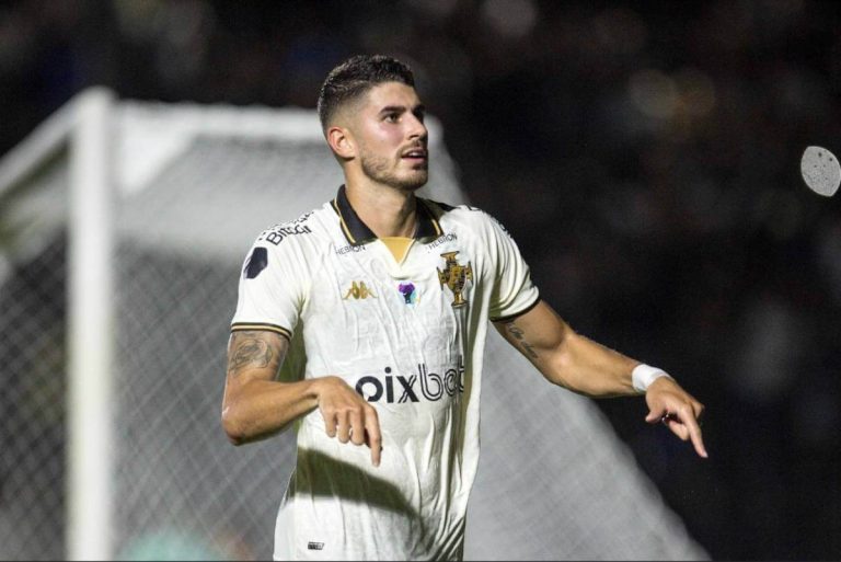 Pedro Raul comemorando gol contra o Bangu