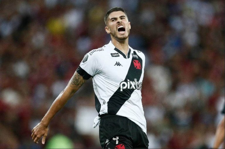 Pedro Raul em jogo contra o Flamengo