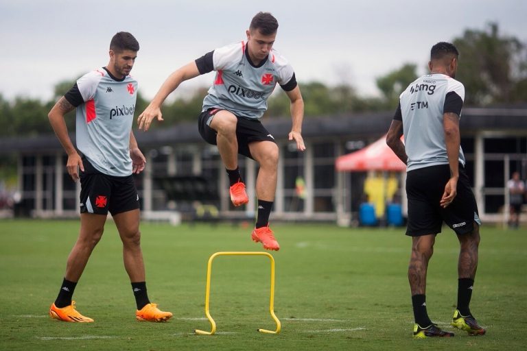 Pedro Raul, Lucas Piton e Jair em treino do Vasco