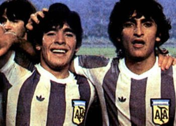 Diego Maradona e Ramón Díaz se abraçam no Mundial Juvenil de 1979