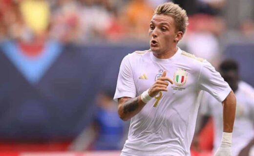 Mateo Retegui com a camisa da Seleção da Itália