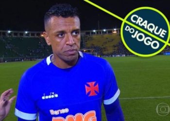 Sidão recebendo o prêmio de Craque do Jogo