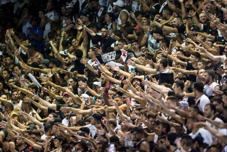 Torcida do Vasco durante jogo contra o Bahia