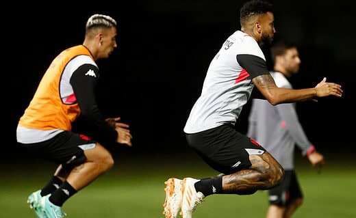 Puma e Jair saltam no treino do Vasco no Estadio Sao Januario