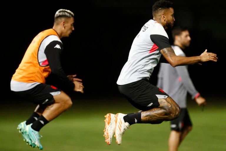 Puma e Jair saltam no treino do Vasco no Estadio Sao Januario