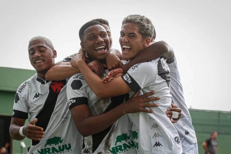 Jogadores do Vasco comemorando gol contra o Botafogo