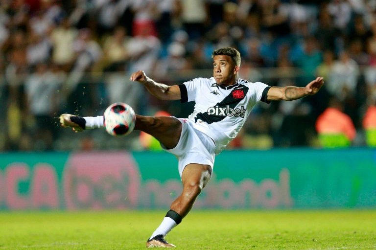 Vinícius em ação pelo Vasco contra o Volta Redonda pelo Campeonato Carioca 2023