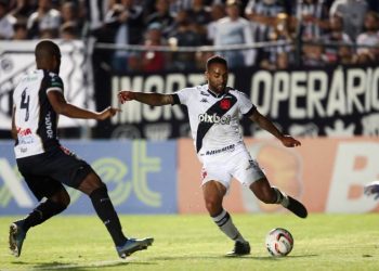 Alex Teixeira em ação pelo Vasco contra o Operário-PR pela Série B 2022