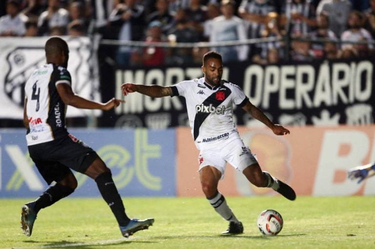 Alex Teixeira em ação pelo Vasco contra o Operário-PR pela Série B 2022