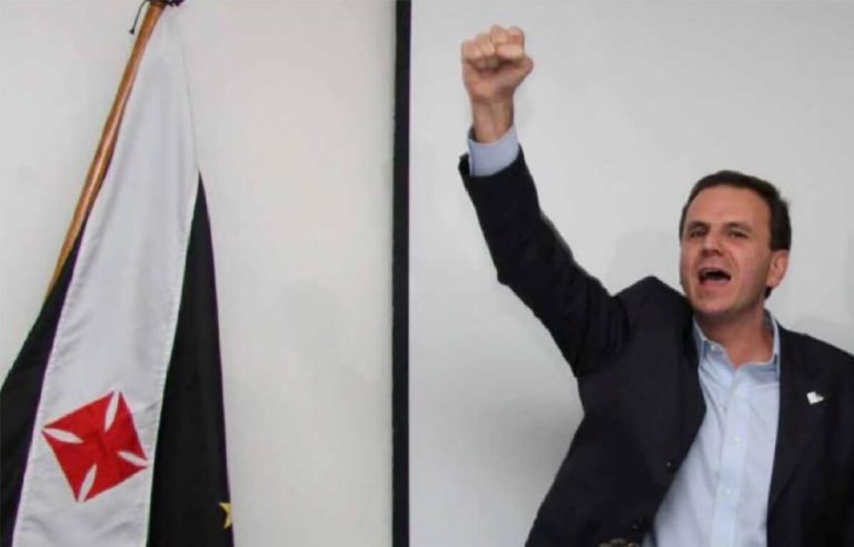 Eduardo Paes com bandeira do Vasco