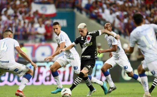 Gabriel Pec durante jogo conta o Bahia
