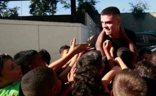 Pec cumprimenta os meninos da base antes do treino.