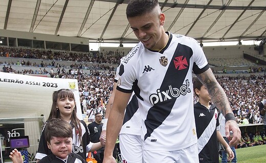 Gabriel Pec entrando em campo com o pequeno Gui