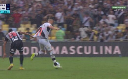 Gabriel Pec foi puxado pela camisa na área contra o Atlético-MG