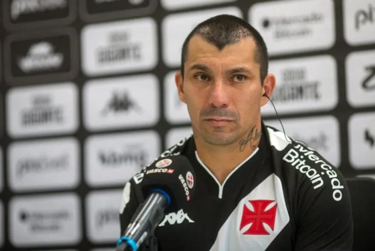 Gary Medel em apresentação no Vasco
