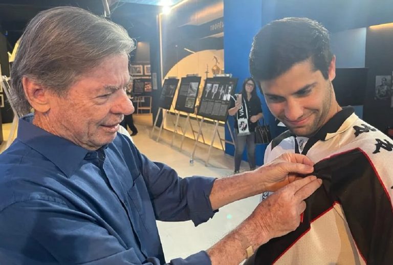 Jorge Salgado entregando medalha comemorativa a sócio do Vasco